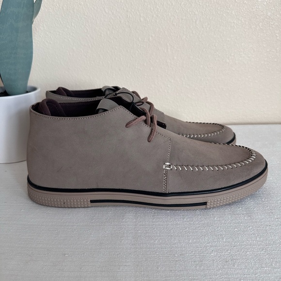 New Kenneth Cole Shore Taupe Faux Leather Chukka Boots Men’s 10 - Picture 5 of 13